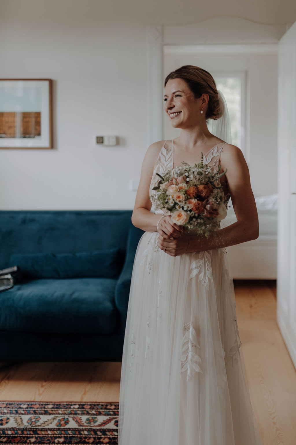 hochzeitsfotograf im farmhouse in wandlitz in Brandenburg bei berlin hochzeitslocation in der Natur festivalwedding Festivalhochzeit Fotograf fotografiert hochzeit getting ready Brautkleid
