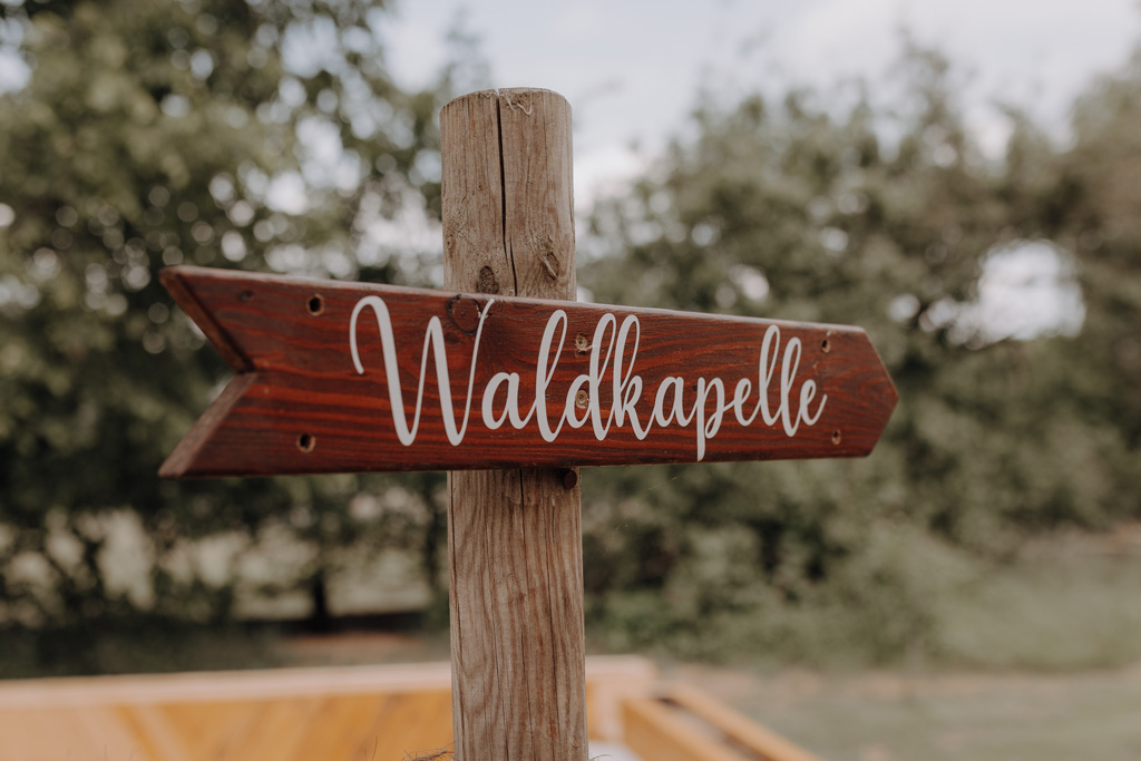 hochzeitsfotograf im farmhouse in wandlitz in Brandenburg bei berlin hochzeitslocation in der Natur festivalwedding Festivalhochzeit Fotograf fotografiert hochzeit trauung freie trauung waldkapelle