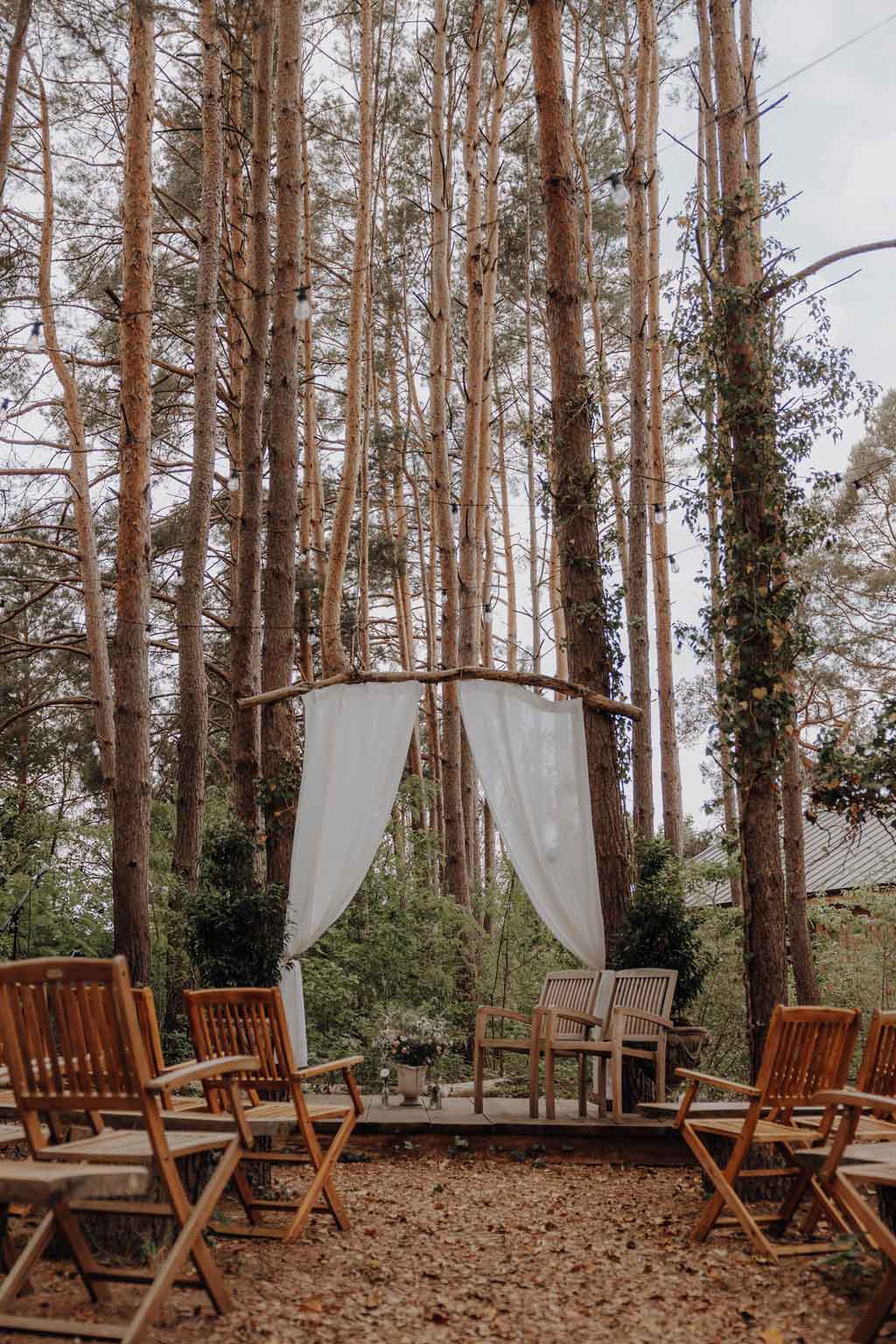 hochzeitsfotograf im farmhouse in wandlitz in Brandenburg bei berlin hochzeitslocation in der Natur festivalwedding Festivalhochzeit Fotograf fotografiert hochzeit trauung freie trauung waldkapelle