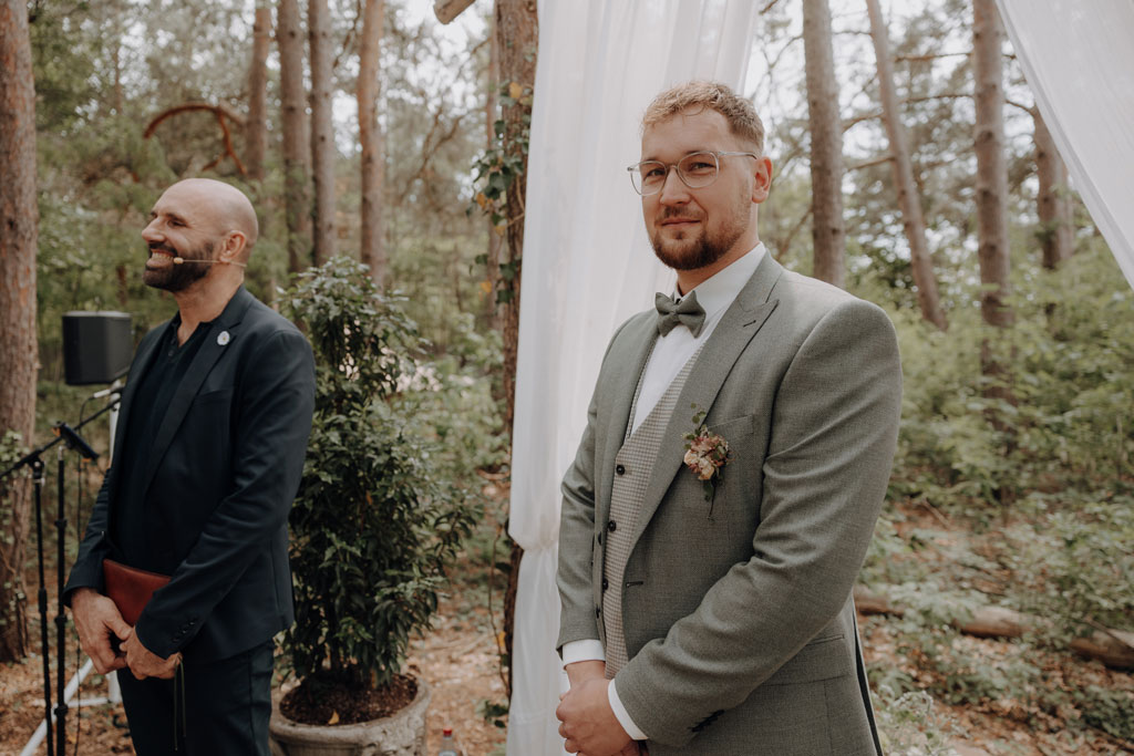 hochzeitsfotograf im farmhouse in wandlitz in Brandenburg bei berlin hochzeitslocation in der Natur festivalwedding Festivalhochzeit Fotograf fotografiert hochzeit trauung freie trauung waldkapelle
