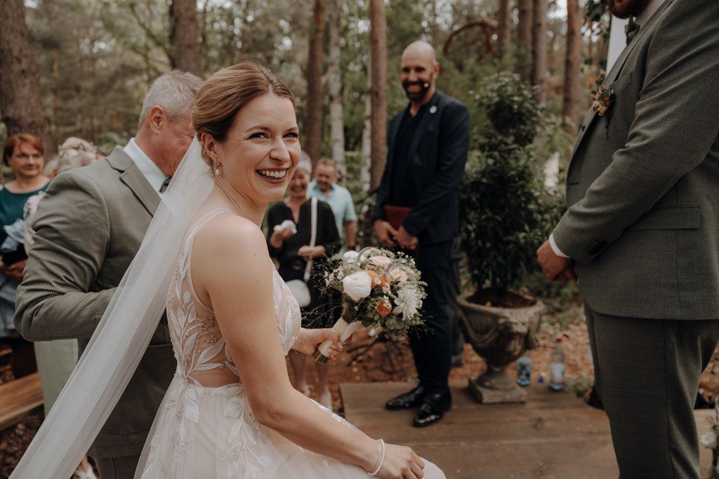 hochzeitsfotograf im farmhouse in wandlitz in Brandenburg bei berlin hochzeitslocation in der Natur festivalwedding Festivalhochzeit Fotograf fotografiert hochzeit trauung freie trauung waldkapelle