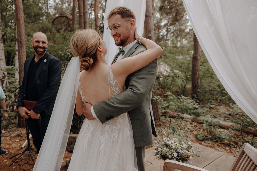 hochzeitsfotograf im farmhouse in wandlitz in Brandenburg bei berlin hochzeitslocation in der Natur festivalwedding Festivalhochzeit Fotograf fotografiert hochzeit trauung freie trauung waldkapelle