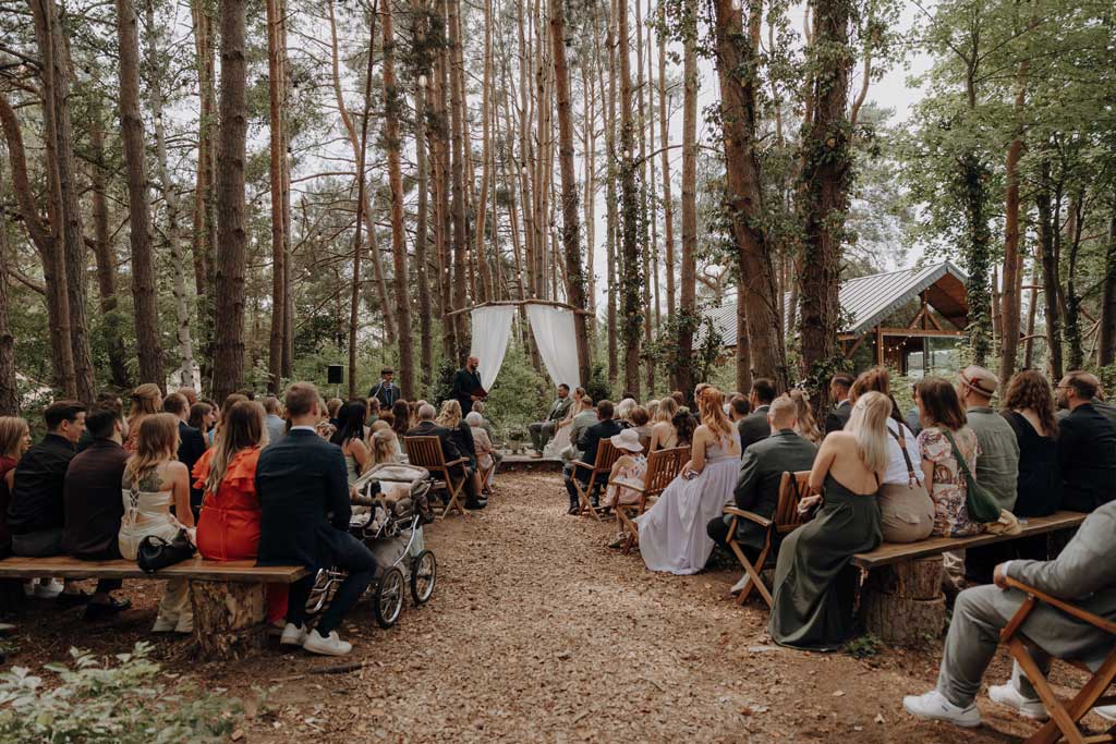 hochzeitsfotograf im farmhouse in wandlitz in Brandenburg bei berlin hochzeitslocation in der Natur festivalwedding Festivalhochzeit Fotograf fotografiert hochzeit trauung freie trauung waldkapelle