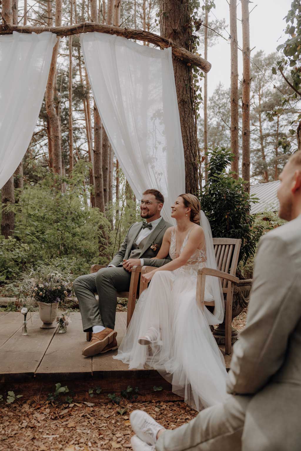 hochzeitsfotograf im farmhouse in wandlitz in Brandenburg bei berlin hochzeitslocation in der Natur festivalwedding Festivalhochzeit Fotograf fotografiert hochzeit trauung freie trauung waldkapelle