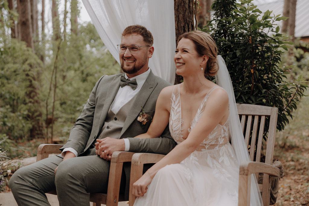 hochzeitsfotograf im farmhouse in wandlitz in Brandenburg bei berlin hochzeitslocation in der Natur festivalwedding Festivalhochzeit Fotograf fotografiert hochzeit trauung freie trauung waldkapelle
