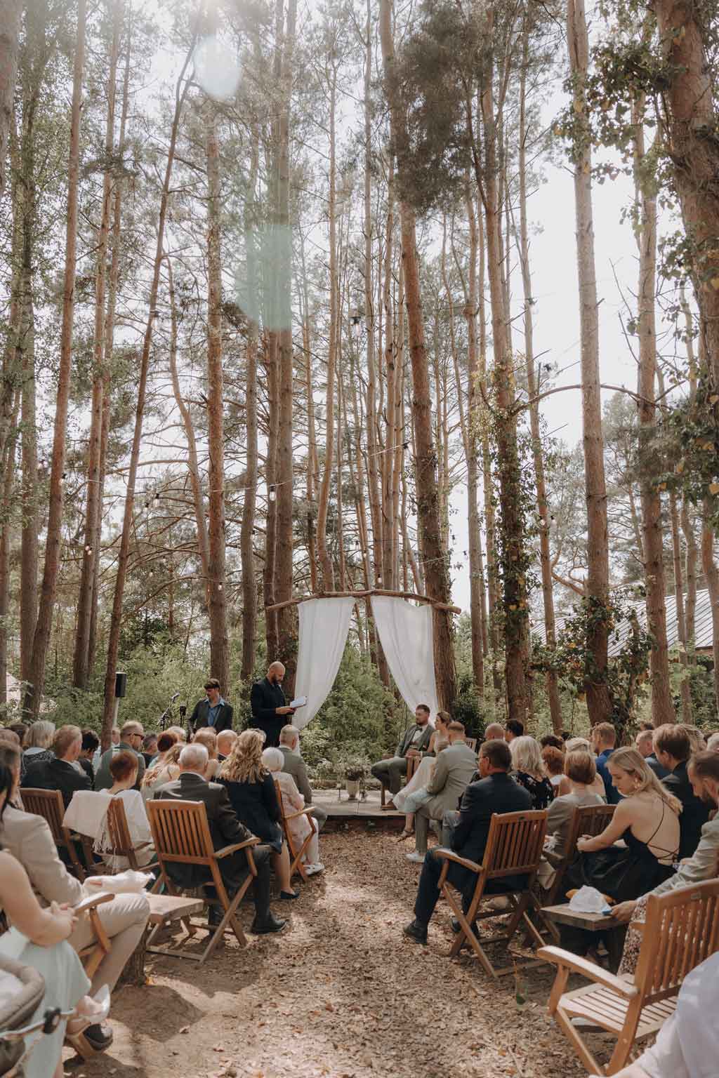 hochzeitsfotograf im farmhouse in wandlitz in Brandenburg bei berlin hochzeitslocation in der Natur festivalwedding Festivalhochzeit Fotograf fotografiert hochzeit trauung freie trauung waldkapelle