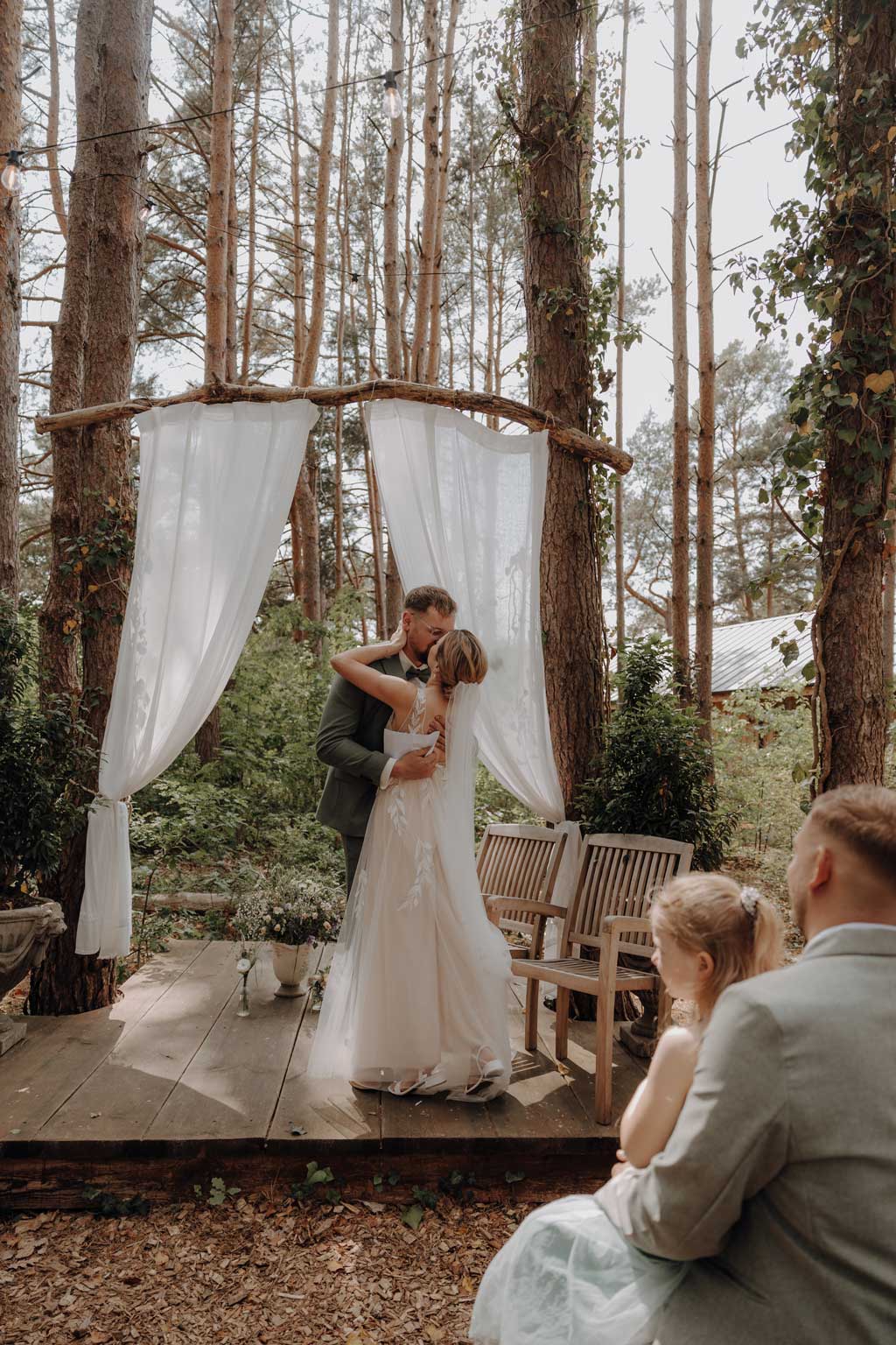 hochzeitsfotograf im farmhouse in wandlitz in Brandenburg bei berlin hochzeitslocation in der Natur festivalwedding Festivalhochzeit Fotograf fotografiert hochzeit trauung freie trauung waldkapelle