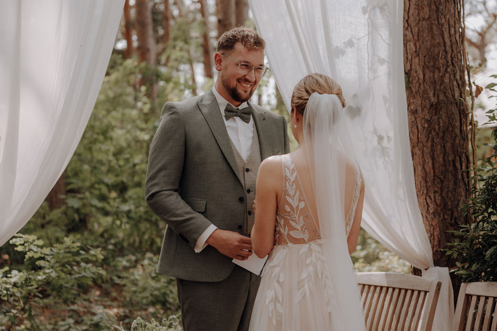 hochzeitsfotograf im farmhouse in wandlitz in Brandenburg bei berlin hochzeitslocation in der Natur festivalwedding Festivalhochzeit Fotograf fotografiert hochzeit trauung freie trauung waldkapelle