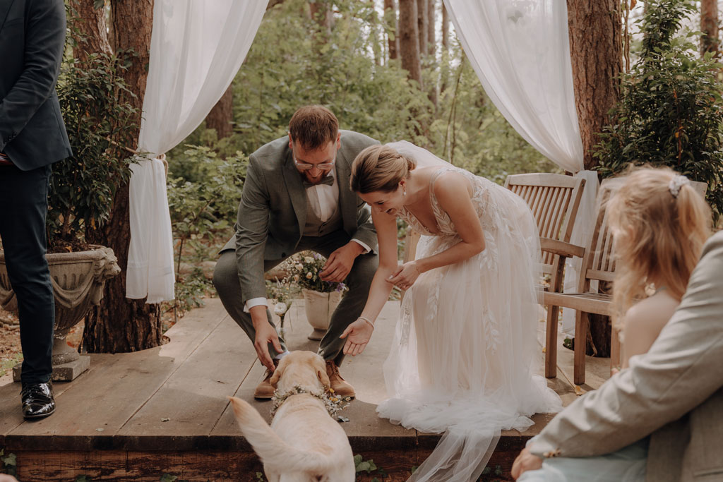 hochzeitsfotograf im farmhouse in wandlitz in Brandenburg bei berlin hochzeitslocation in der Natur festivalwedding Festivalhochzeit Fotograf fotografiert hochzeit trauung freie trauung waldkapelle