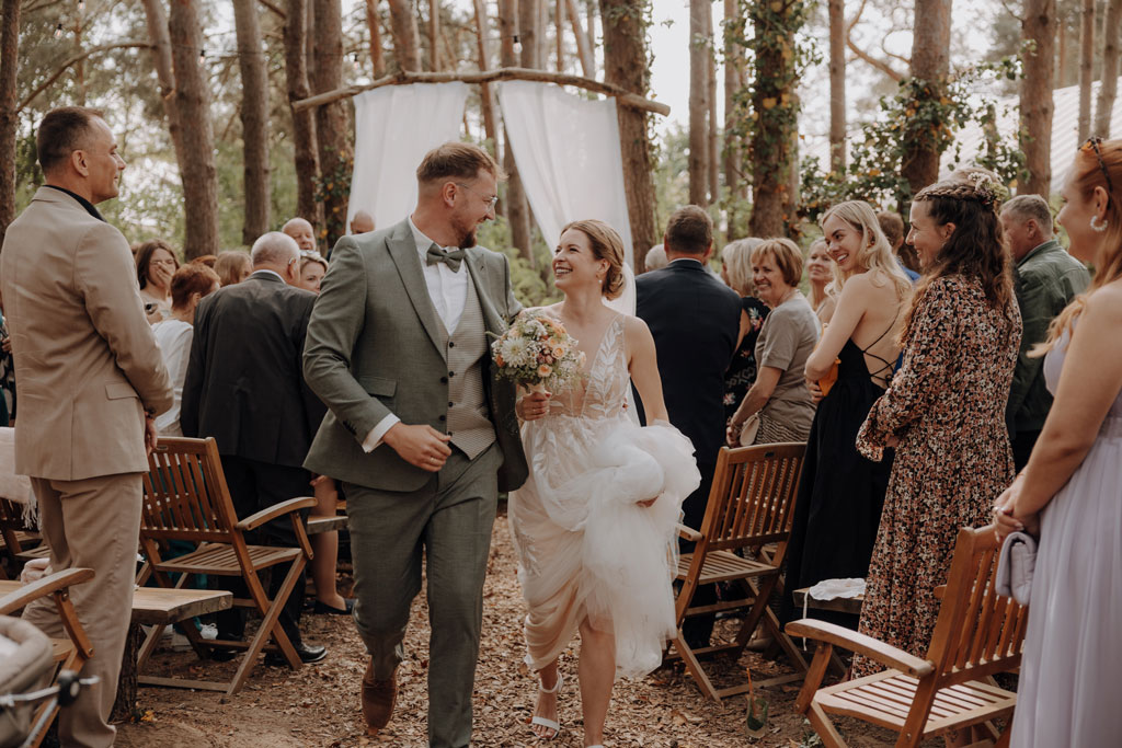 hochzeitsfotograf im farmhouse in wandlitz in Brandenburg bei berlin hochzeitslocation in der Natur festivalwedding Festivalhochzeit Fotograf fotografiert hochzeit trauung freie trauung waldkapelle