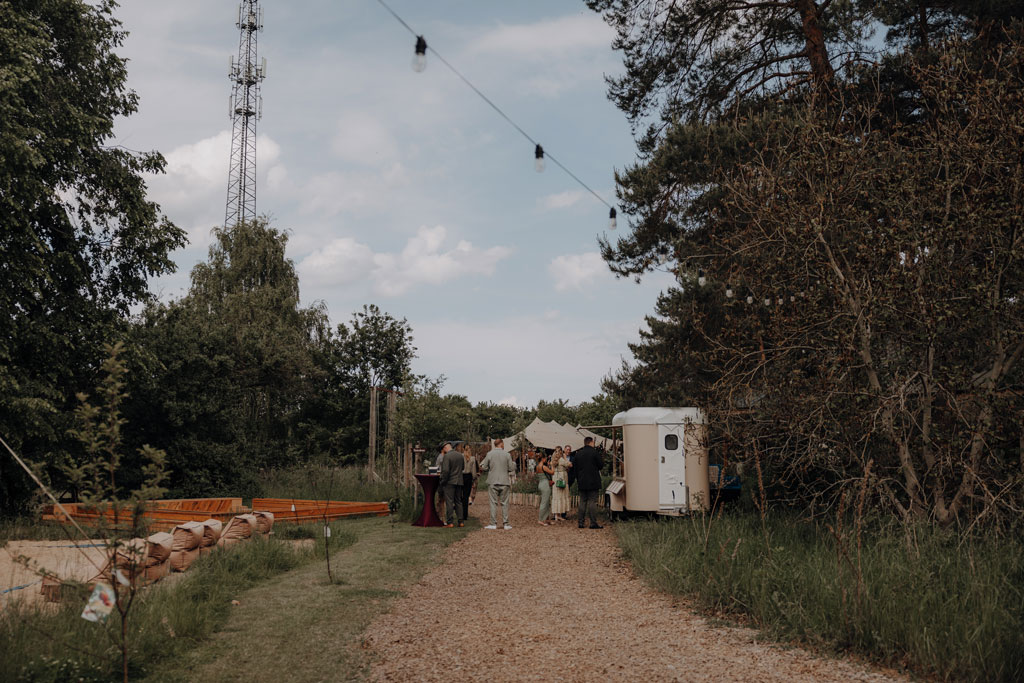 hochzeitsfotograf im farmhouse in wandlitz in Brandenburg bei berlin hochzeitslocation in der Natur festivalwedding Festivalhochzeit Fotograf fotografiert hochzeit trauung freie trauung waldkapelle