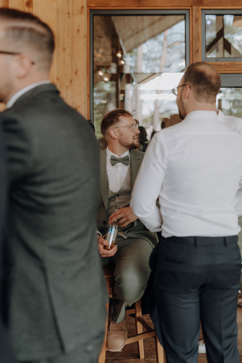 hochzeitsfotograf im farmhouse in wandlitz in Brandenburg bei berlin hochzeitslocation in der Natur festivalwedding Festivalhochzeit Fotograf fotografiert hochzeit trauung freie trauung waldkapelle