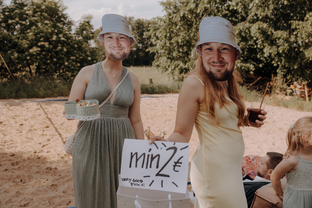 hochzeitsfotograf im farmhouse in wandlitz in Brandenburg bei berlin hochzeitslocation in der Natur festivalwedding Festivalhochzeit Fotograf fotografiert hochzeit trauung freie trauung waldkapelle