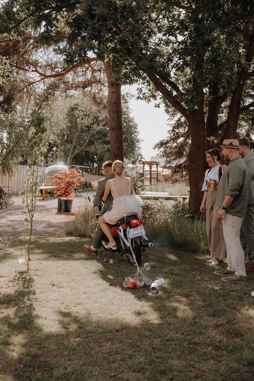hochzeitsfotograf im farmhouse in wandlitz in Brandenburg bei berlin hochzeitslocation in der Natur festivalwedding Festivalhochzeit Fotograf fotografiert hochzeit trauung freie trauung waldkapelle