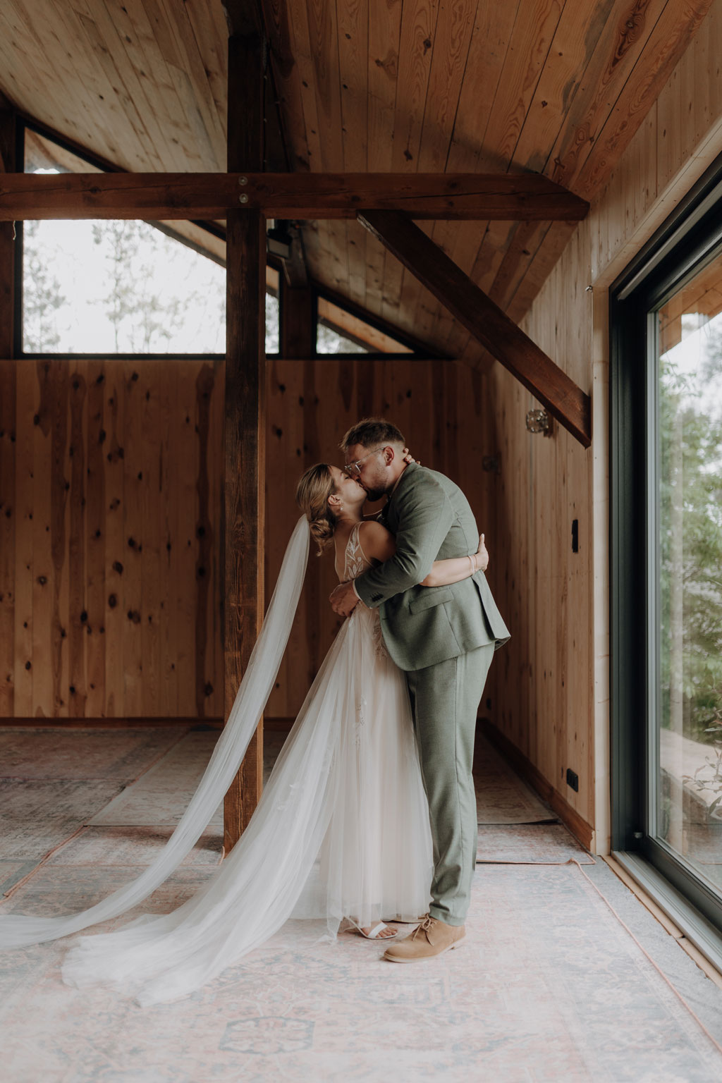 hochzeitsfotograf im farmhouse in wandlitz in Brandenburg bei berlin hochzeitslocation in der Natur festivalwedding Festivalhochzeit Fotograf fotografiert hochzeit trauung freie trauung waldkapelle
