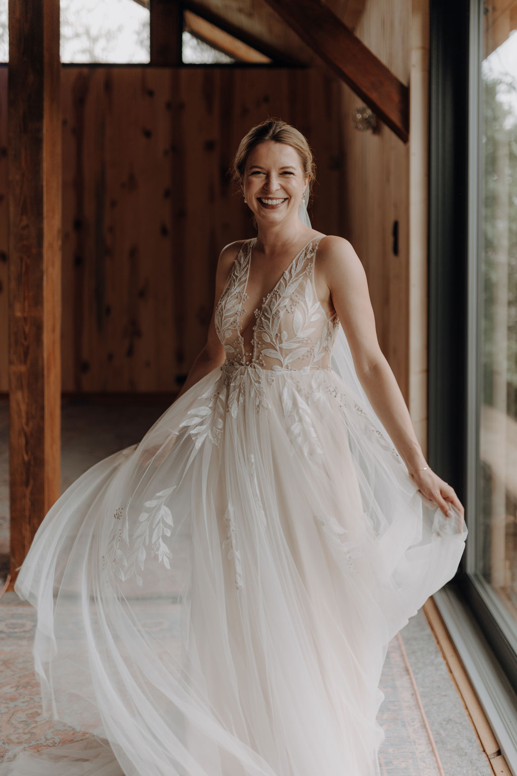 hochzeitsfotograf im farmhouse in wandlitz in Brandenburg bei berlin hochzeitslocation in der Natur festivalwedding Festivalhochzeit Fotograf fotografiert hochzeit trauung freie trauung waldkapelle