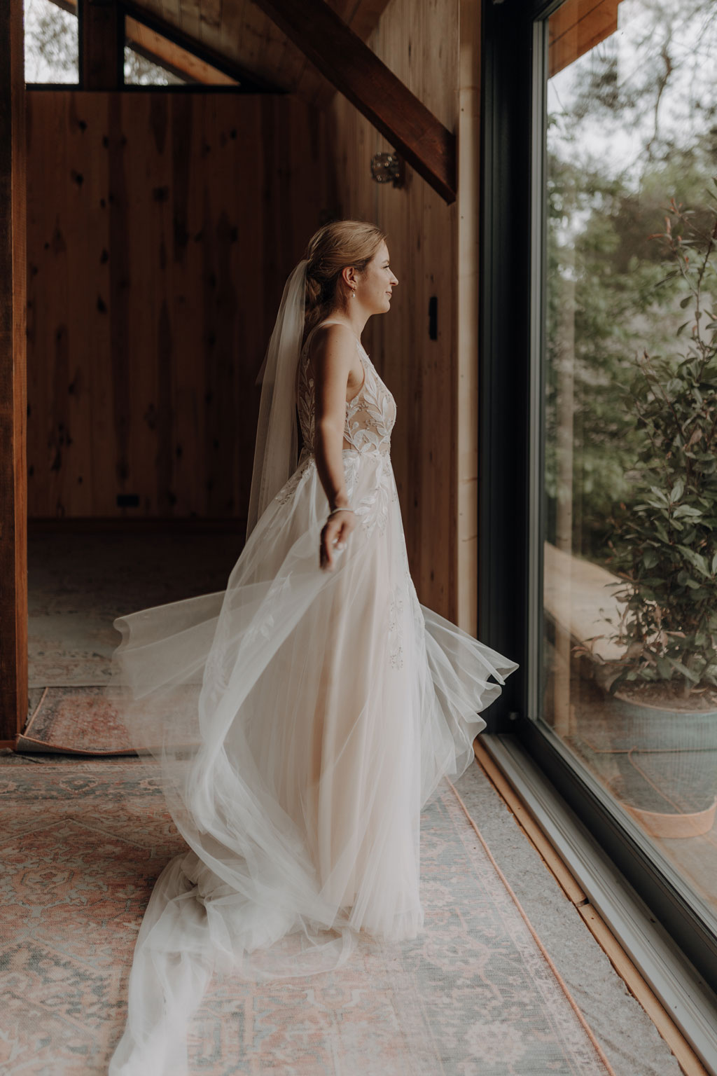 hochzeitsfotograf im farmhouse in wandlitz in Brandenburg bei berlin hochzeitslocation in der Natur festivalwedding Festivalhochzeit Fotograf fotografiert hochzeit trauung freie trauung waldkapelle