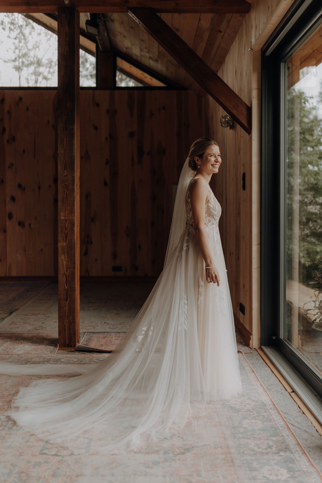 hochzeitsfotograf im farmhouse in wandlitz in Brandenburg bei berlin hochzeitslocation in der Natur festivalwedding Festivalhochzeit Fotograf fotografiert hochzeit trauung freie trauung waldkapelle