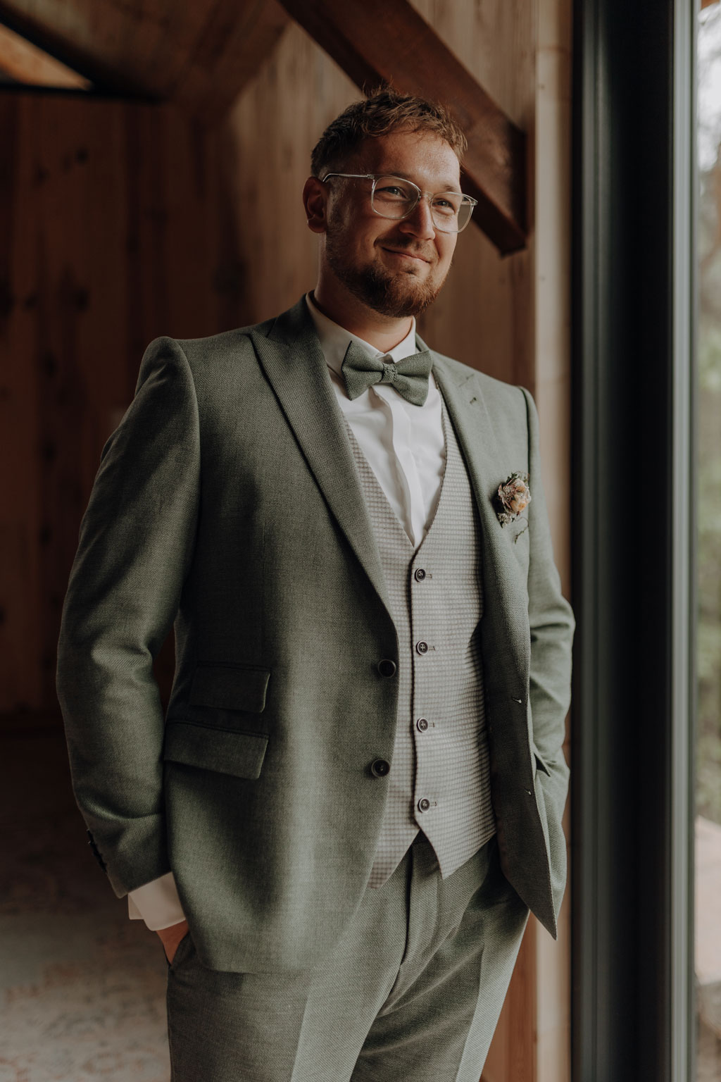 hochzeitsfotograf im farmhouse in wandlitz in Brandenburg bei berlin hochzeitslocation in der Natur festivalwedding Festivalhochzeit Fotograf fotografiert hochzeit trauung freie trauung waldkapelle