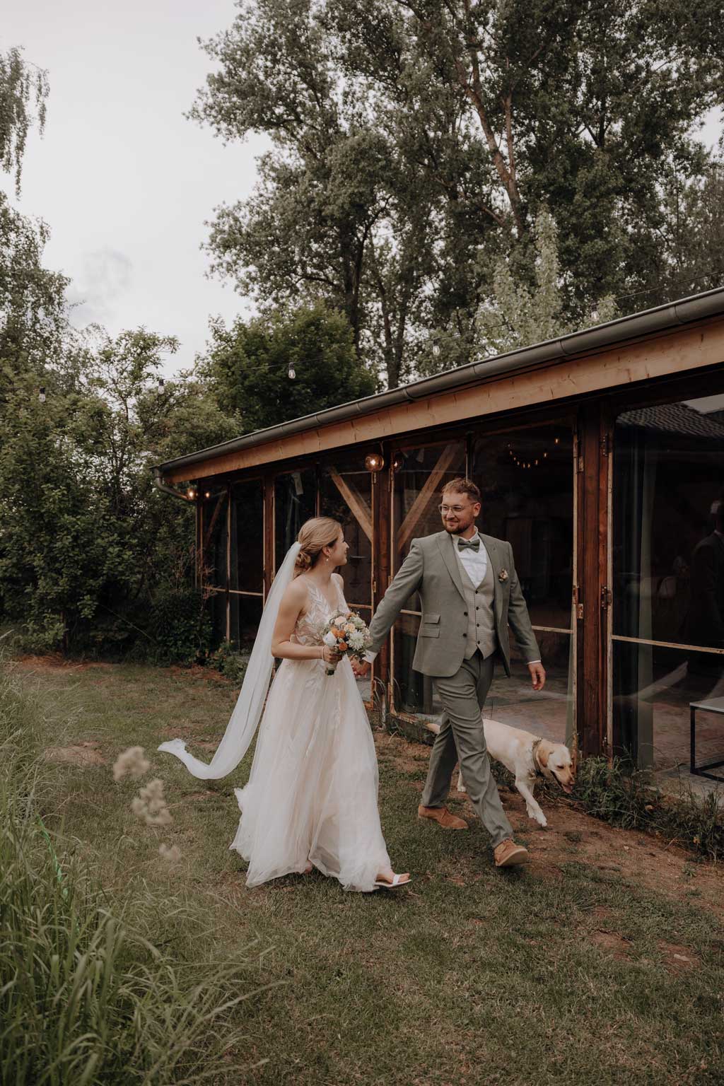 hochzeitsfotograf im farmhouse in wandlitz in Brandenburg bei berlin hochzeitslocation in der Natur festivalwedding Festivalhochzeit Fotograf fotografiert hochzeit trauung freie trauung waldkapelle