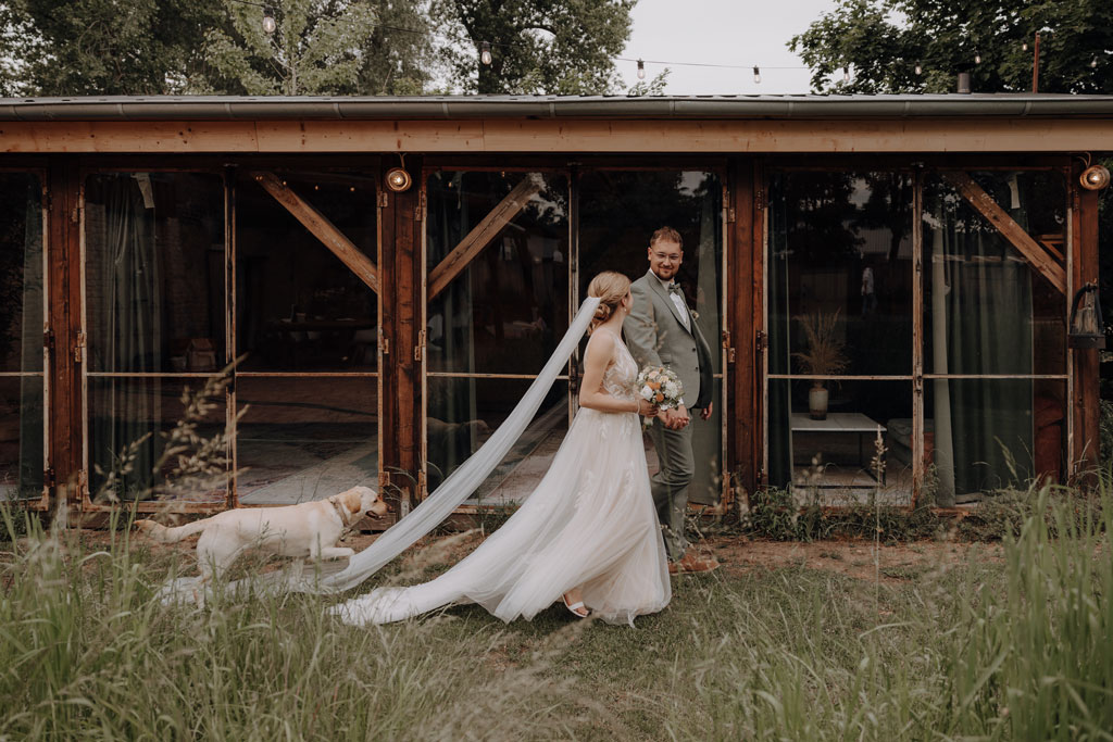 hochzeitsfotograf im farmhouse in wandlitz in Brandenburg bei berlin hochzeitslocation in der Natur festivalwedding Festivalhochzeit Fotograf fotografiert hochzeit trauung freie trauung waldkapelle