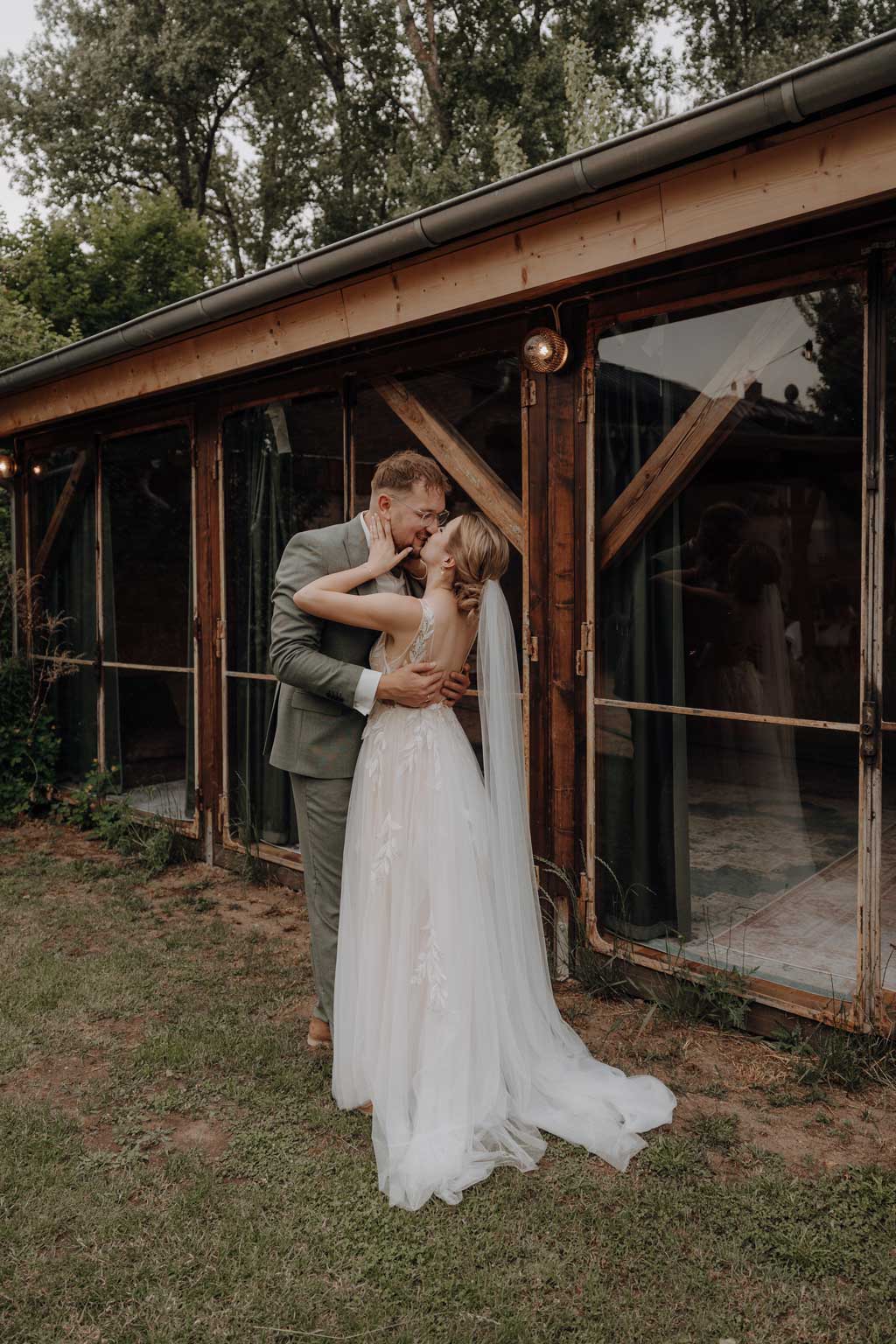 hochzeitsfotograf im farmhouse in wandlitz in Brandenburg bei berlin hochzeitslocation in der Natur festivalwedding Festivalhochzeit Fotograf fotografiert hochzeit trauung freie trauung waldkapelle