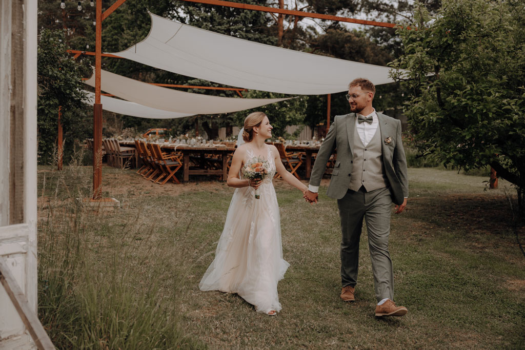 hochzeitsfotograf im farmhouse in wandlitz in Brandenburg bei berlin hochzeitslocation in der Natur festivalwedding Festivalhochzeit Fotograf fotografiert hochzeit trauung freie trauung waldkapelle