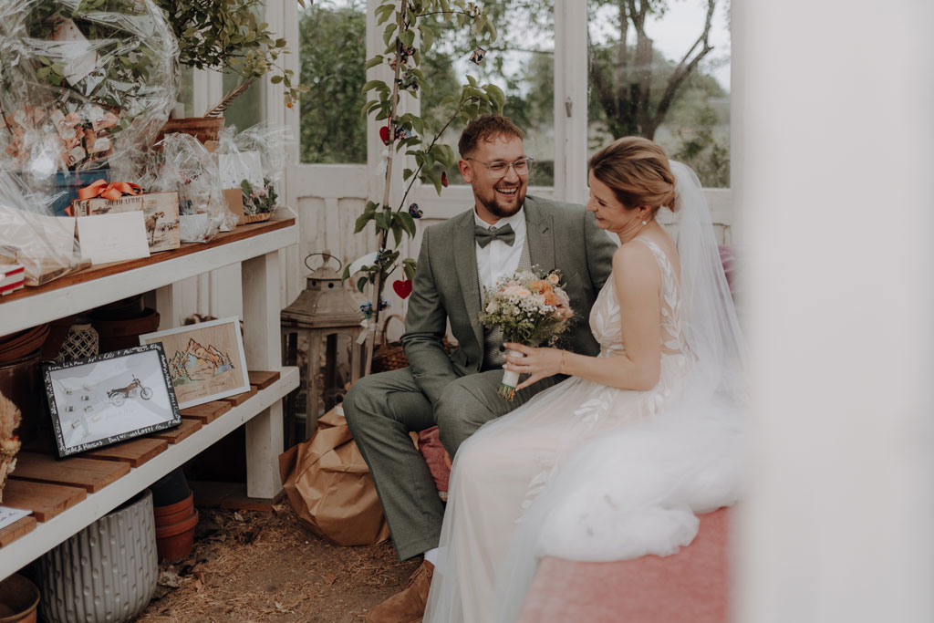 hochzeitsfotograf im farmhouse in wandlitz in Brandenburg bei berlin hochzeitslocation in der Natur festivalwedding Festivalhochzeit Fotograf fotografiert hochzeit trauung freie trauung waldkapelle