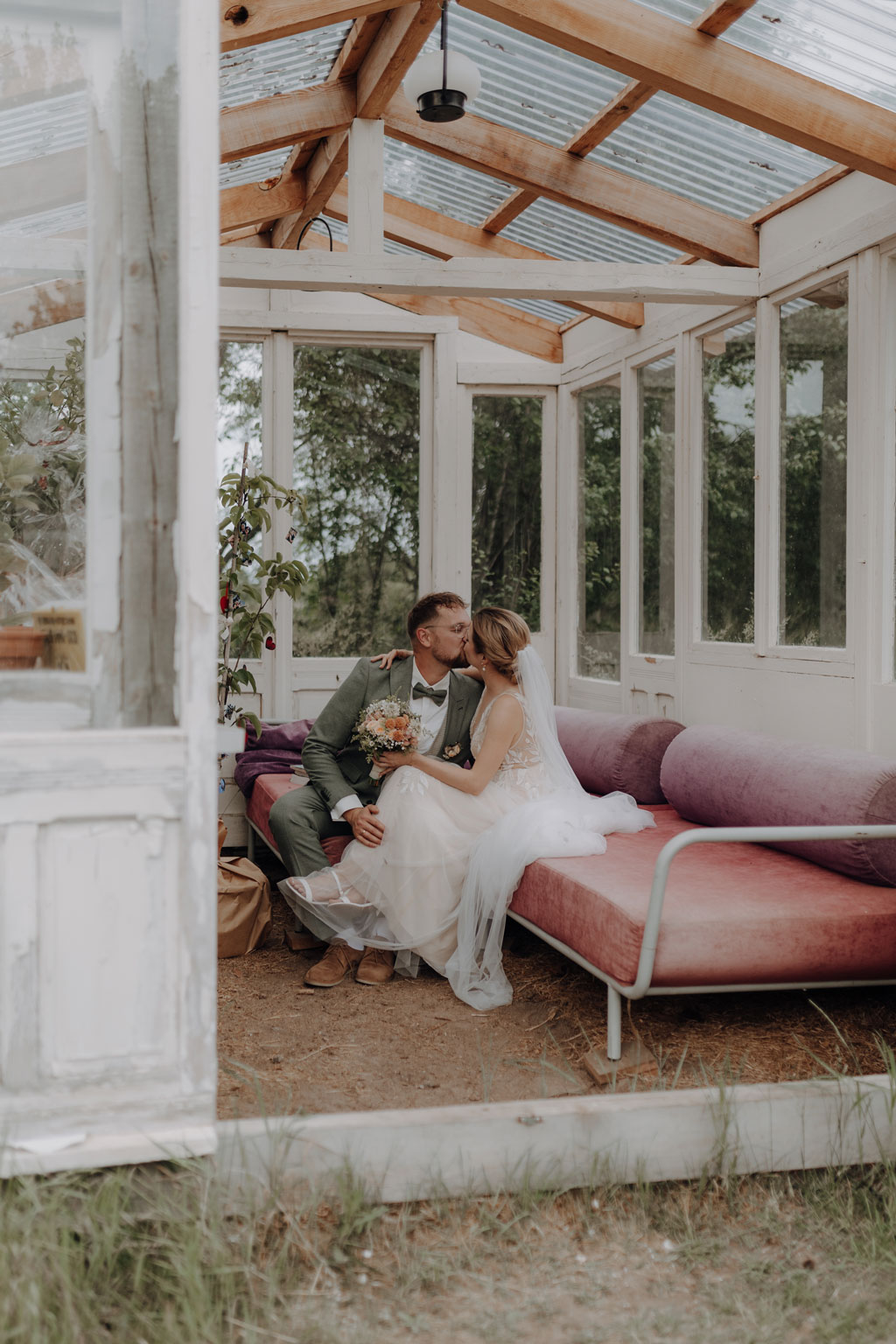 hochzeitsfotograf im farmhouse in wandlitz in Brandenburg bei berlin hochzeitslocation in der Natur festivalwedding Festivalhochzeit Fotograf fotografiert hochzeit trauung freie trauung waldkapelle