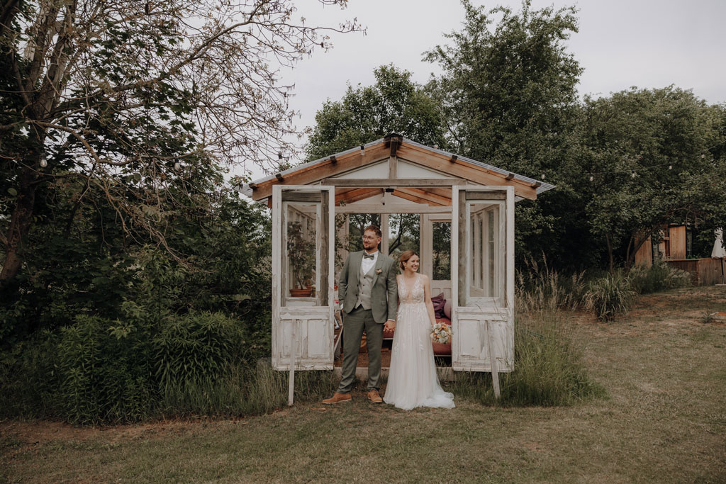 hochzeitsfotograf im farmhouse in wandlitz in Brandenburg bei berlin hochzeitslocation in der Natur festivalwedding Festivalhochzeit Fotograf fotografiert hochzeit trauung freie trauung waldkapelle paarfotos hochzeitsfotos 