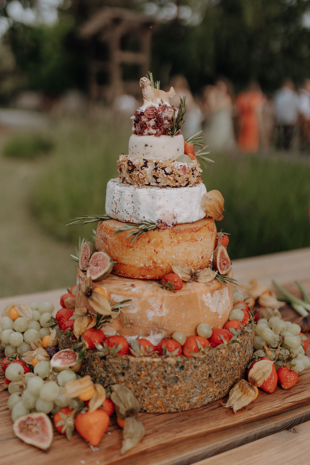 hochzeitsfotograf im farmhouse in wandlitz in Brandenburg bei berlin hochzeitslocation in der Natur festivalwedding Festivalhochzeit Fotograf fotografiert hochzeit trauung freie trauung waldkapelle kuchen käse anschnitt hochzeitstorte