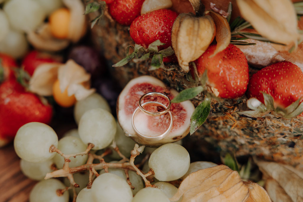 hochzeitsfotograf im farmhouse in wandlitz in Brandenburg bei berlin hochzeitslocation in der Natur festivalwedding Festivalhochzeit Fotograf fotografiert hochzeit trauung freie trauung waldkapelle kuchen käse anschnitt hochzeitstorte