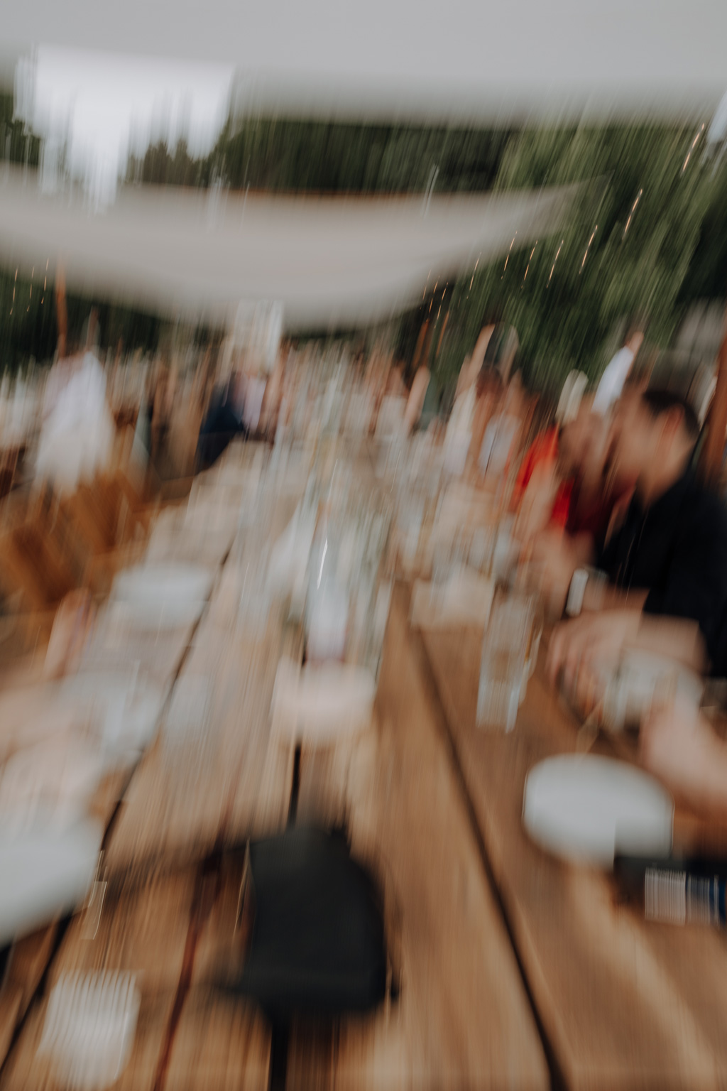 hochzeitsfotograf im farmhouse in wandlitz in Brandenburg bei berlin hochzeitslocation in der Natur festivalwedding Festivalhochzeit Fotograf fotografiert hochzeit trauung freie trauung waldkapelle kuchen käse anschnitt hochzeitstorte