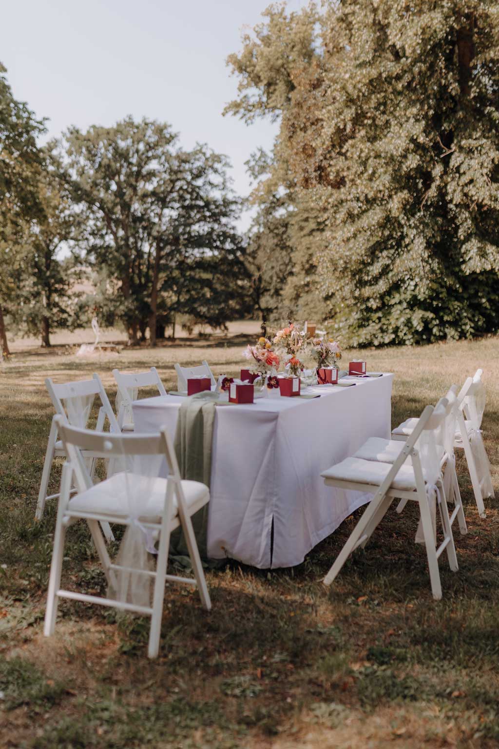 Hochzeit im Schloss Rogäsen 8 Hochzeitsfeier im schloss Rogäsen mit hochzeitsfotograf aus berlin im park in der Natur alles ist grün mit wiese.bunte Hochzeit. farbenfrohe torte. Hochzeitstanz und standesamtliche trauung und getting ready. Hochzeitsdekoration auf dem Tisch und zwei Brautkleider