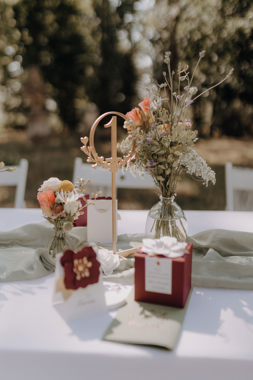 Hochzeit im Schloss Rogäsen 9 Hochzeitsfeier im schloss Rogäsen mit hochzeitsfotograf aus berlin im park in der Natur alles ist grün mit wiese.bunte Hochzeit. farbenfrohe torte. Hochzeitstanz und standesamtliche trauung und getting ready. Hochzeitsdekoration auf dem Tisch und zwei Brautkleider