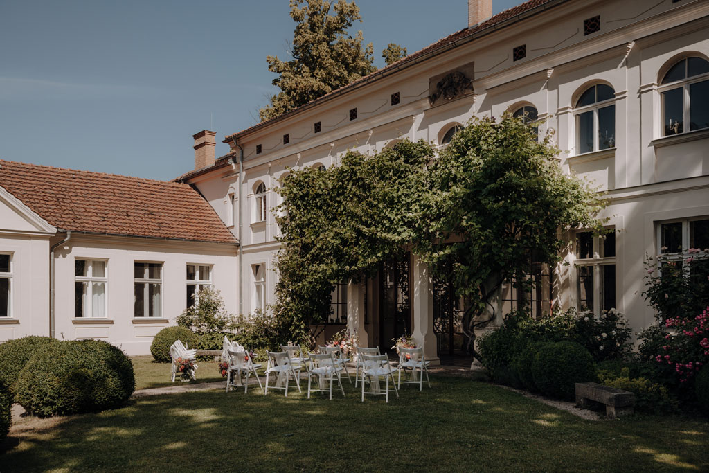 Hochzeit im Schloss Rogäsen 7 Hochzeitsfeier im schloss Rogäsen mit hochzeitsfotograf aus berlin im park in der Natur alles ist grün mit wiese.bunte Hochzeit. farbenfrohe torte. Hochzeitstanz und standesamtliche trauung und getting ready. Hochzeitsdekoration auf dem Tisch und zwei Brautkleider english style englischer Stil.