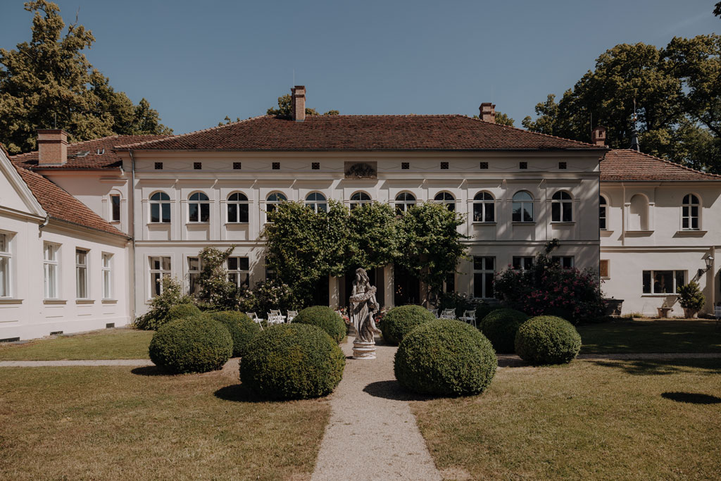 Hochzeit im Schloss Rogäsen 2 Hochzeitsfeier im schloss Rogäsen mit hochzeitsfotograf aus berlin im park in der Natur alles ist grün mit wiese.bunte Hochzeit. farbenfrohe torte. Hochzeitstanz und standesamtliche trauung und getting ready. Hochzeitsdekoration auf dem Tisch und zwei Brautkleider english style englischer Stil.