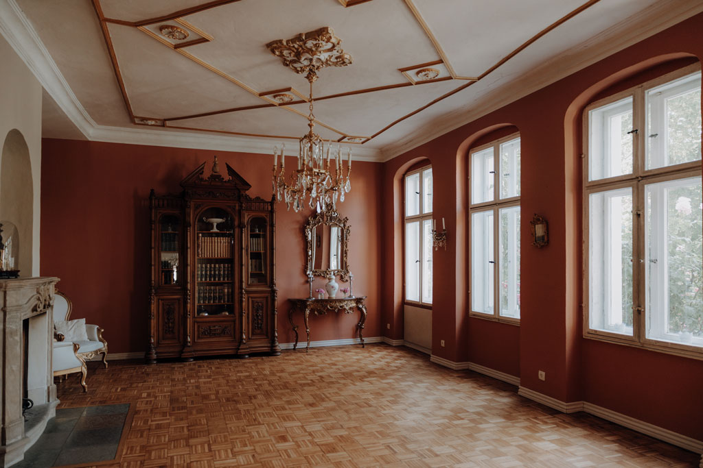 Hochzeit im Schloss Rogäsen 10 Hochzeitsfeier im schloss Rogäsen mit hochzeitsfotograf aus berlin im park in der Natur alles ist grün mit wiese.bunte Hochzeit. farbenfrohe torte. Hochzeitstanz und standesamtliche trauung und getting ready. Hochzeitsdekoration auf dem Tisch und zwei Brautkleider english style englischer Stil.
