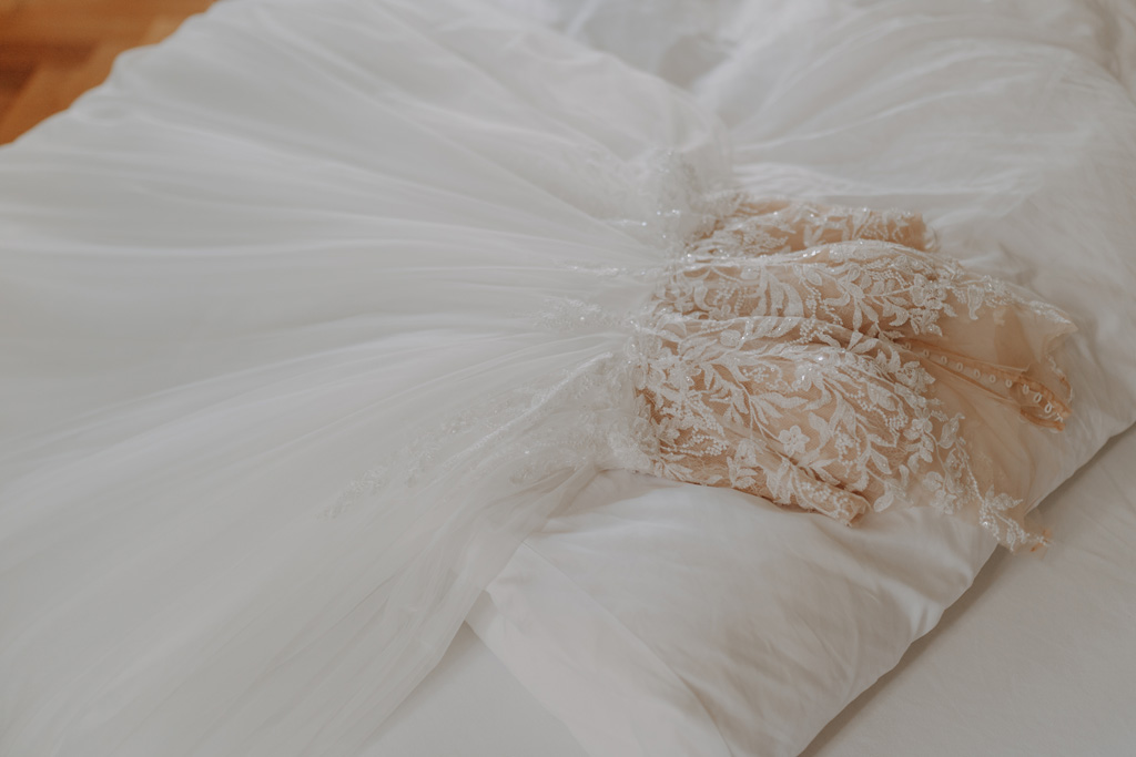 Hochzeit im Schloss Rogäsen 3 Hochzeitsfeier im schloss Rogäsen mit hochzeitsfotograf aus berlin im park in der Natur alles ist grün mit wiese.bunte Hochzeit. farbenfrohe torte. Hochzeitstanz und standesamtliche trauung und getting ready. Hochzeitsdekoration auf dem Tisch und zwei Brautkleider english style englischer Stil.