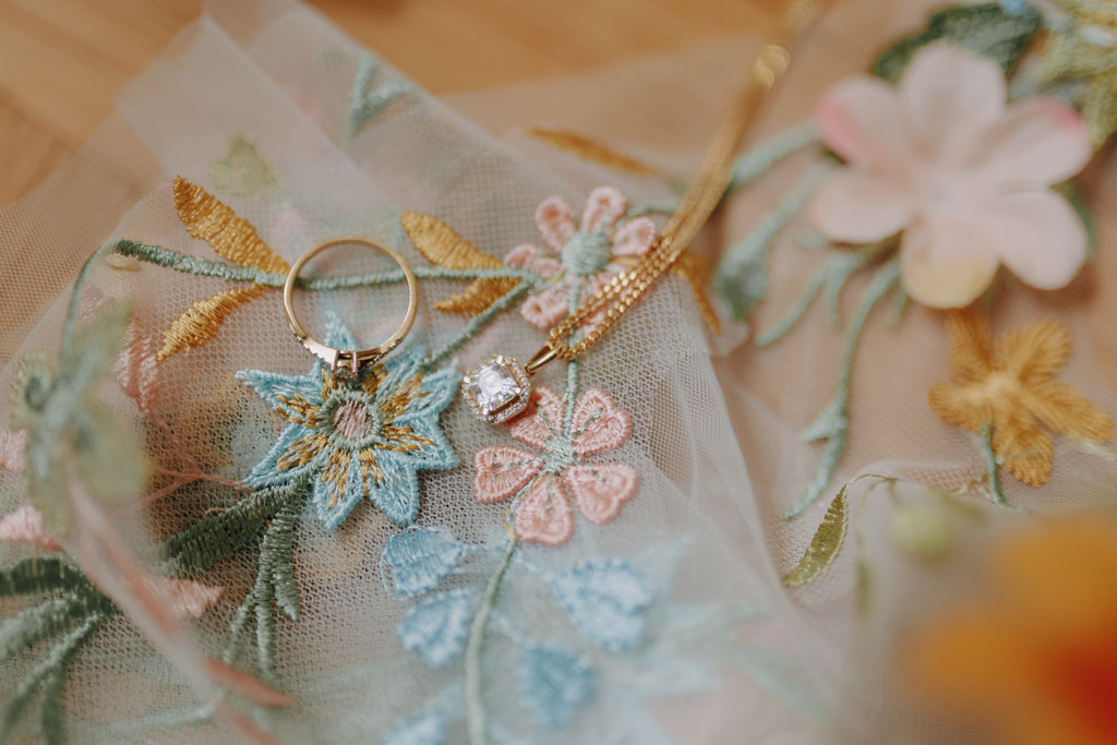 Hochzeit im Schloss Rogäsen 36 Hochzeitsfeier im schloss Rogäsen mit hochzeitsfotograf aus berlin im park in der Natur alles ist grün mit wiese.bunte Hochzeit. farbenfrohe torte. Hochzeitstanz und standesamtliche trauung und getting ready. Hochzeitsdekoration auf dem Tisch und zwei Brautkleider english style englischer Stil.