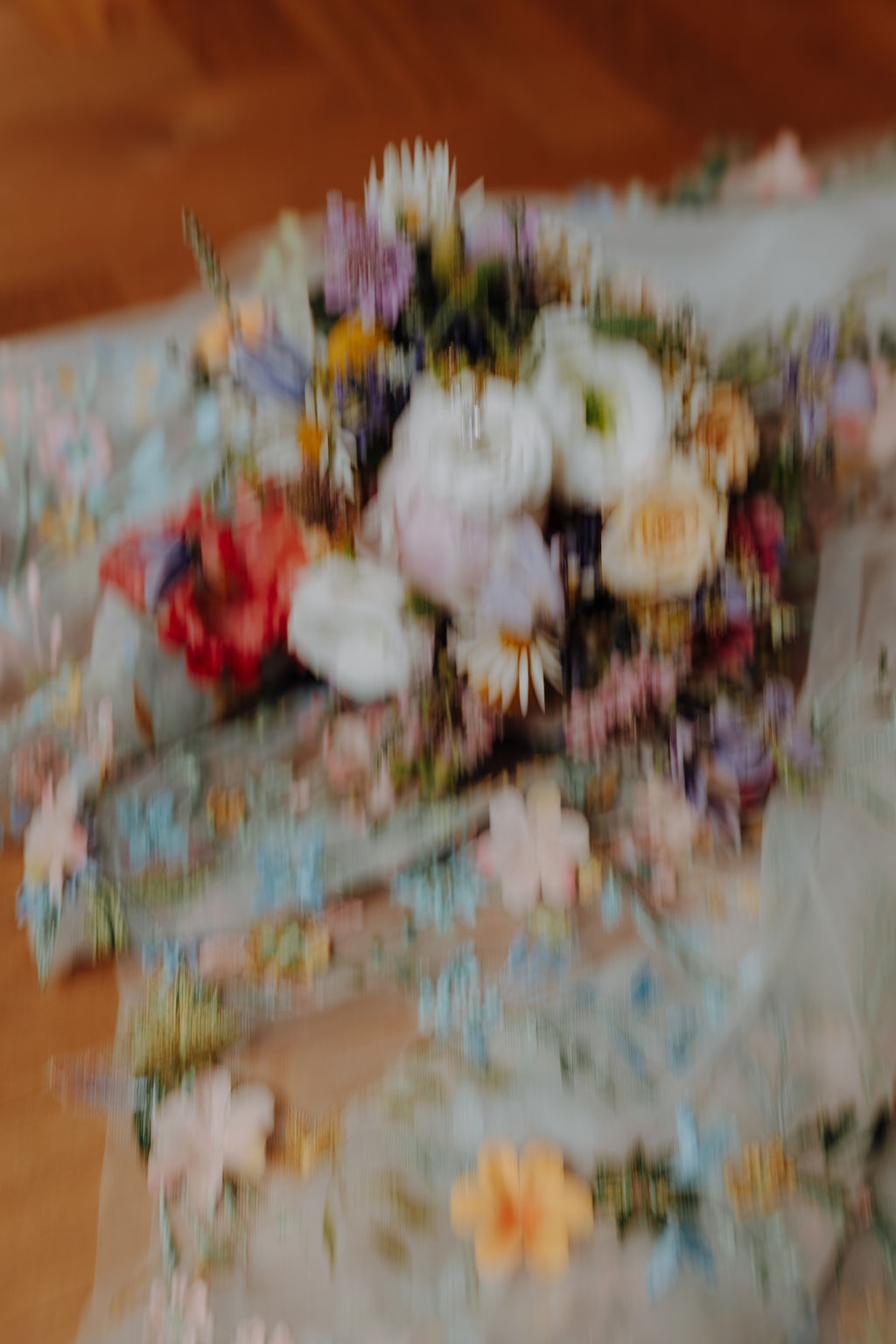 Hochzeit im Schloss Rogäsen 5 Hochzeitsfeier im schloss Rogäsen mit hochzeitsfotograf aus berlin im park in der Natur alles ist grün mit wiese.bunte Hochzeit. farbenfrohe torte. Hochzeitstanz und standesamtliche trauung und getting ready. Hochzeitsdekoration auf dem Tisch und zwei Brautkleider english style englischer Stil.