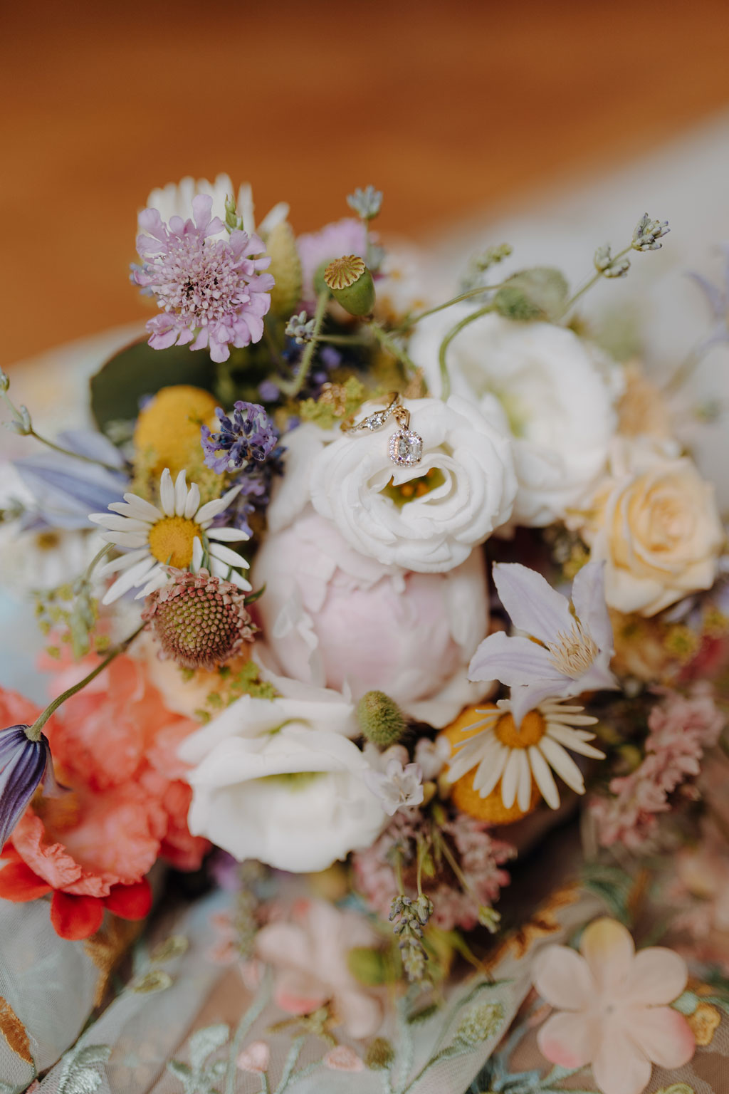 Hochzeit im Schloss Rogäsen 26 Hochzeitsfeier im schloss Rogäsen mit hochzeitsfotograf aus berlin im park in der Natur alles ist grün mit wiese.bunte Hochzeit. farbenfrohe torte. Hochzeitstanz und standesamtliche trauung und getting ready. Hochzeitsdekoration auf dem Tisch und zwei Brautkleider english style englischer Stil.