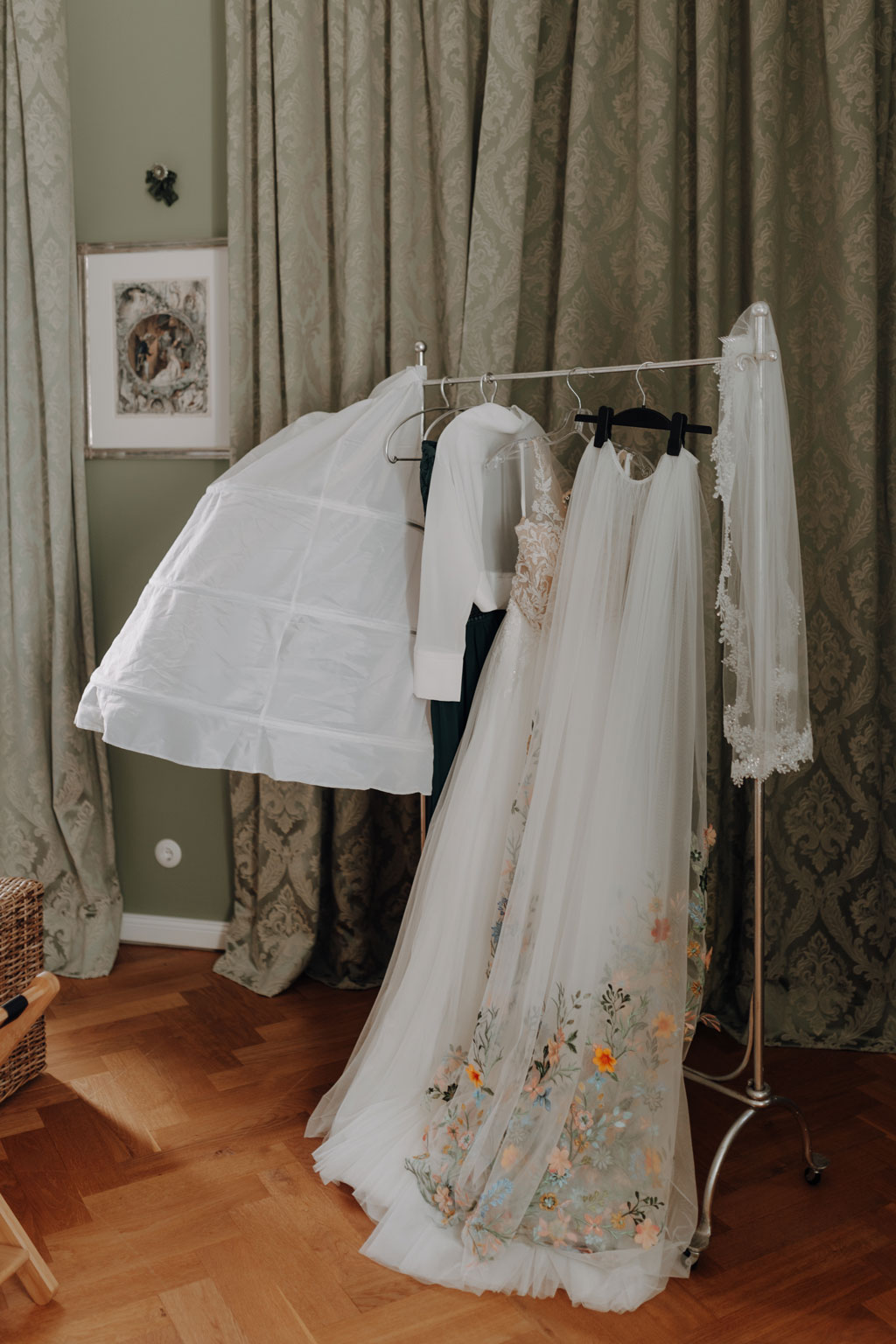 Hochzeit im Schloss Rogäsen 31 Hochzeitsfeier im schloss Rogäsen mit hochzeitsfotograf aus berlin im park in der Natur alles ist grün mit wiese.bunte Hochzeit. farbenfrohe torte. Hochzeitstanz und standesamtliche trauung und getting ready. Hochzeitsdekoration auf dem Tisch und zwei Brautkleider english style englischer Stil.