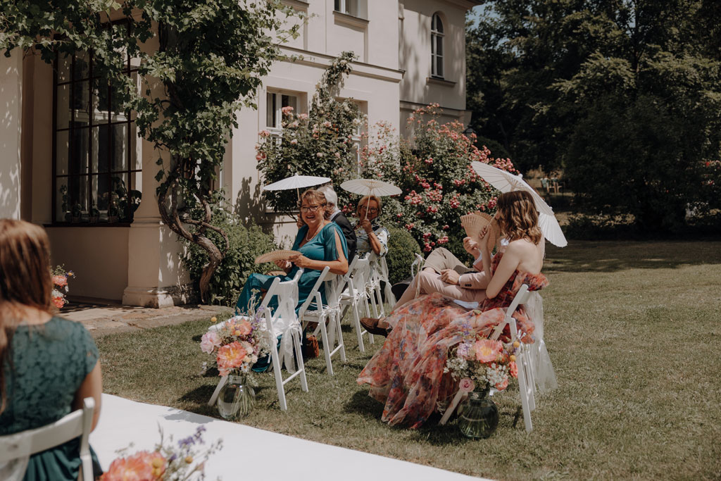 Hochzeit im Schloss Rogäsen 40 Hochzeitsfeier im schloss Rogäsen mit hochzeitsfotograf aus berlin im park in der Natur alles ist grün mit wiese.bunte Hochzeit. farbenfrohe torte. Hochzeitstanz und standesamtliche trauung und getting ready. Hochzeitsdekoration auf dem Tisch und zwei Brautkleider english style englischer Stil.