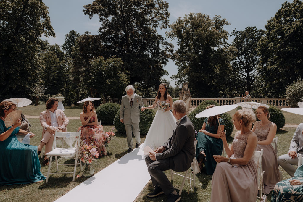 Hochzeit im Schloss Rogäsen 37 Hochzeitsfeier im schloss Rogäsen mit hochzeitsfotograf aus berlin im park in der Natur alles ist grün mit wiese.bunte Hochzeit. farbenfrohe torte. Hochzeitstanz und standesamtliche trauung und getting ready. Hochzeitsdekoration auf dem Tisch und zwei Brautkleider english style englischer Stil.