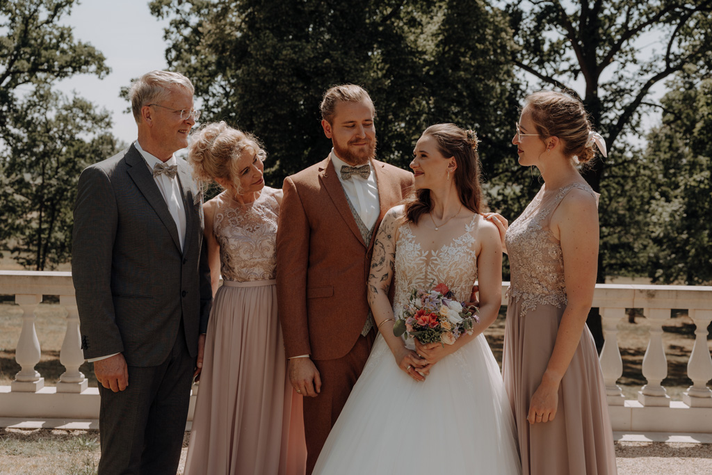 Hochzeit im Schloss Rogäsen 51 Hochzeitsfeier im schloss Rogäsen mit hochzeitsfotograf aus berlin im park in der Natur alles ist grün mit wiese.bunte Hochzeit. farbenfrohe torte. Hochzeitstanz und standesamtliche trauung und getting ready. Hochzeitsdekoration auf dem Tisch und zwei Brautkleider english style englischer Stil.