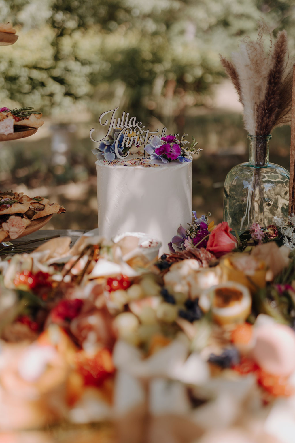 Hochzeit im Schloss Rogäsen 4 Hochzeitsfeier im schloss Rogäsen mit hochzeitsfotograf aus berlin im park in der Natur alles ist grün mit wiese.bunte Hochzeit. farbenfrohe torte. Hochzeitstanz und standesamtliche trauung und getting ready. Hochzeitsdekoration auf dem Tisch und zwei Brautkleider english style englischer Stil.