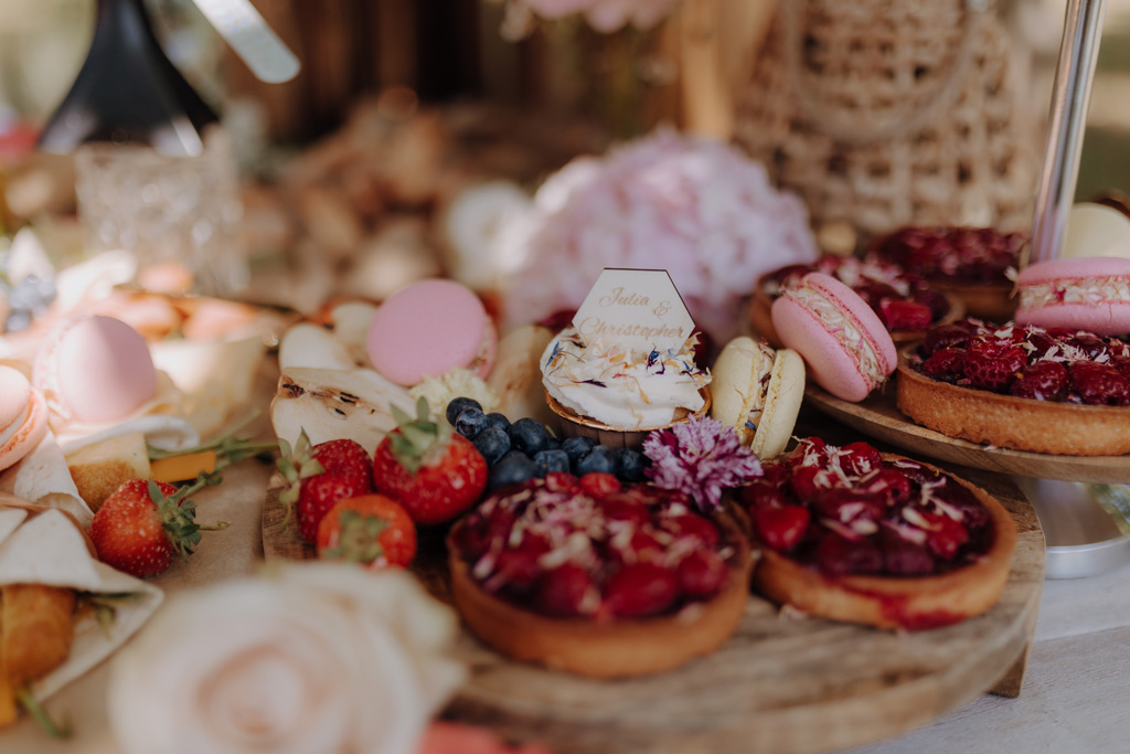 Hochzeit im Schloss Rogäsen 12 Hochzeitsfeier im schloss Rogäsen mit hochzeitsfotograf aus berlin im park in der Natur alles ist grün mit wiese.bunte Hochzeit. farbenfrohe torte. Hochzeitstanz und standesamtliche trauung und getting ready. Hochzeitsdekoration auf dem Tisch und zwei Brautkleider english style englischer Stil.