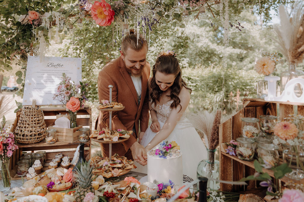 Hochzeit im Schloss Rogäsen 56 Hochzeitsfeier im schloss Rogäsen mit hochzeitsfotograf aus berlin im park in der Natur alles ist grün mit wiese.bunte Hochzeit. farbenfrohe torte. Hochzeitstanz und standesamtliche trauung und getting ready. Hochzeitsdekoration auf dem Tisch und zwei Brautkleider english style englischer Stil.