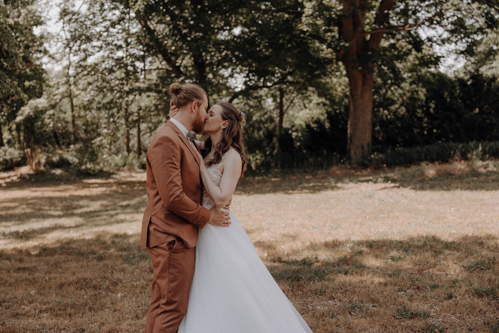 Hochzeit im Schloss Rogäsen 6 Hochzeitsfeier im schloss Rogäsen mit hochzeitsfotograf aus berlin im park in der Natur alles ist grün mit wiese.bunte Hochzeit. farbenfrohe torte. Hochzeitstanz und standesamtliche trauung und getting ready. Hochzeitsdekoration auf dem Tisch und zwei Brautkleider english style englischer Stil.